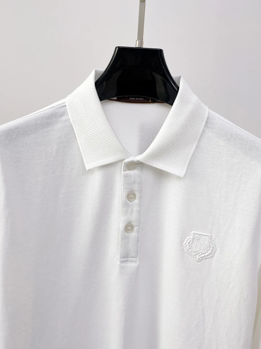 LP New Arrival long-sleeved Polo shirt, original fabric, official Same Style, made of pure cotton pique fabric, custom-made in the same vat, feels very comfortable and smooth, very wide and stylish, produced by factory for first-line brands, imported Behringer embroidery machine, embroidery is full and textured, collar and collar ribs are woven with imported yarn, does not deform after long-term wear, the most New Arrival style in autumn and winter, fashionable and individual Super Versatile and good-looking. It is very suitable for both men and women. It is a must-have for everyone. Size: M-XXXL